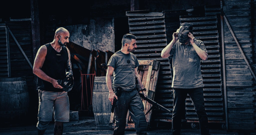 Dereck Carrillo et deux stagiaire lors d'un atelier force on force 