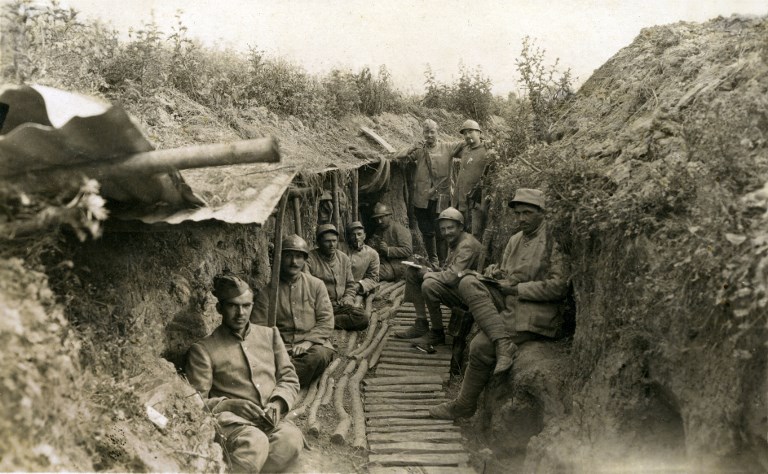 Soldats français dans une tranchée de réserve en 1916