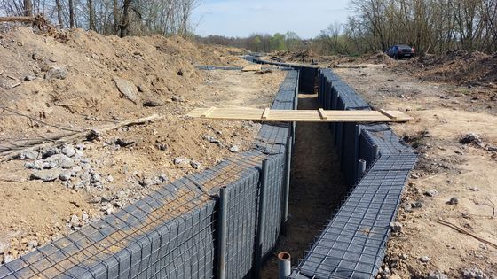 Tranchée fortifiée moderne sur le front ukrainien