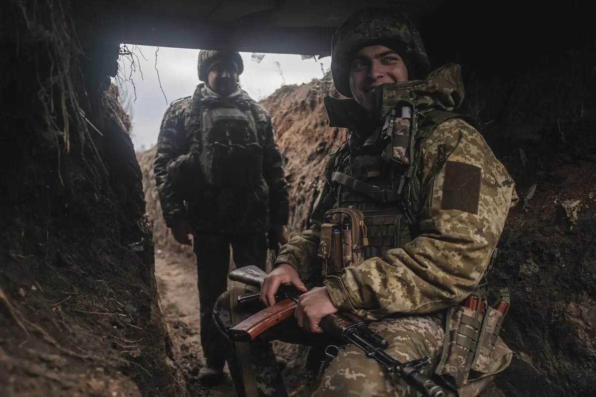 illustration par dereck carrillo, photo de deux soldats ukrainiens