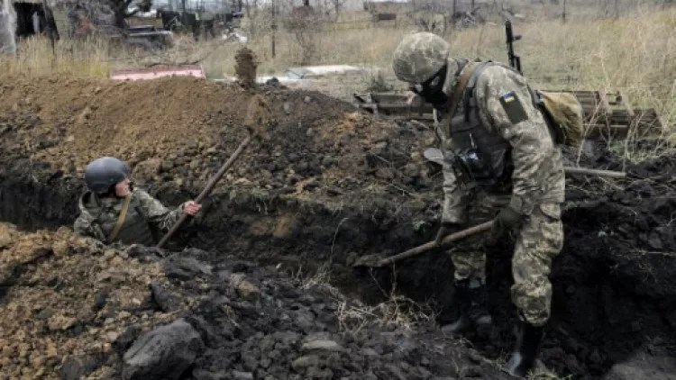 Soldats ukrainiens creusant des tranchées, analyse Dereck Carrillo