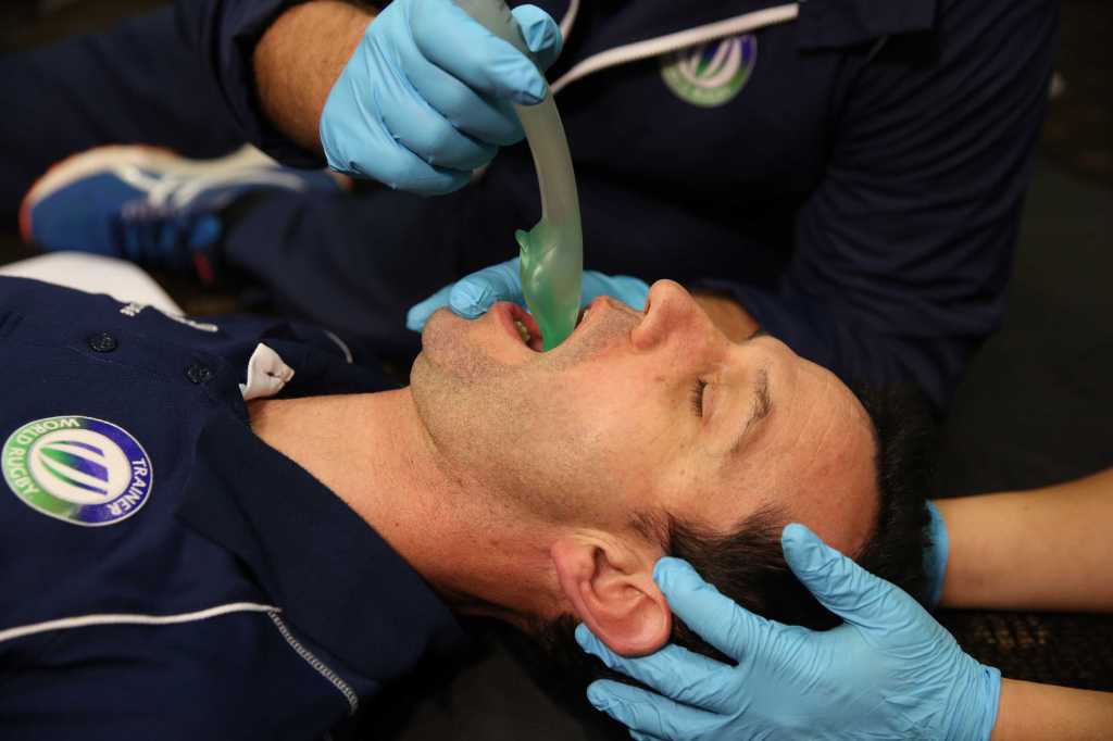 Insertion d'un masque supraglottique iGel, technique expliquée par Dereck Carrillo