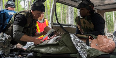 Stagiaire prenant en charge une victime dans un contexte tactique dégradé, focus sur la gestion de l'hypothermie